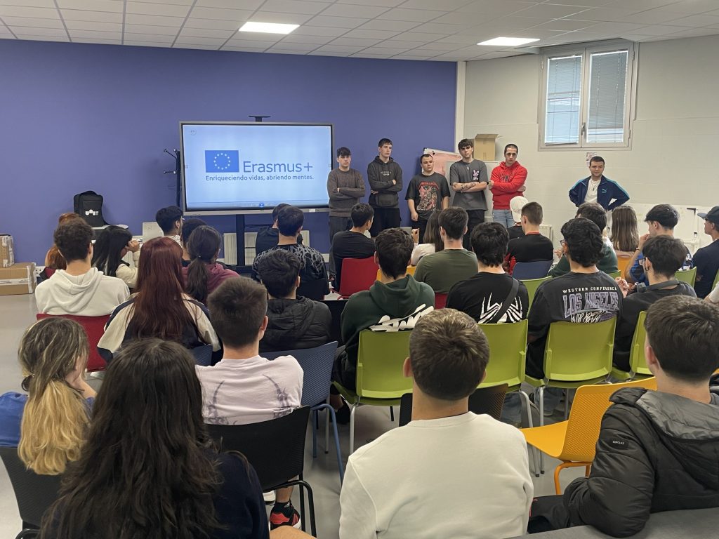 Alumnos, contando su experiencia Erasmus.